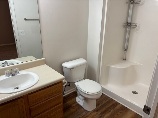 Building Photo - Grand Ridge condo available now.  Forest Hills Eastern Schools.