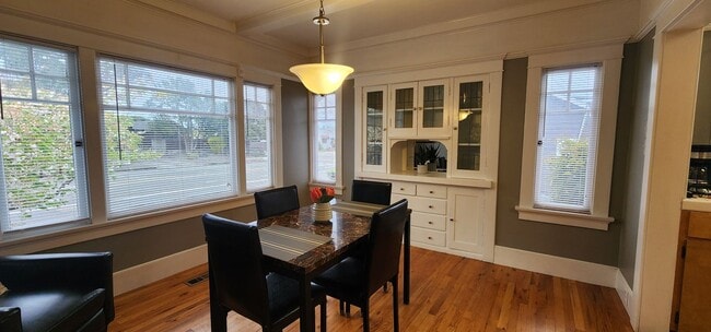 Building Photo - Single Family Fully Furnished Home