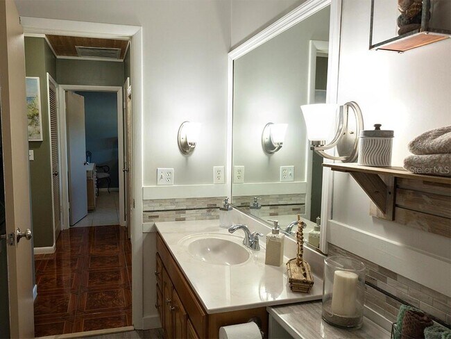 Building Photo - 380 Base Ave E