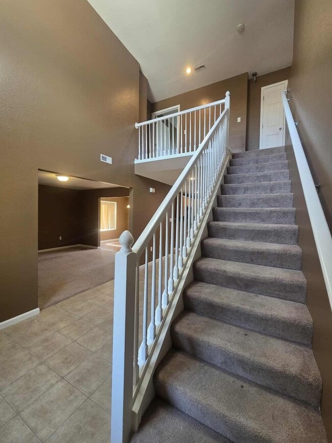 Building Photo - Beautiful Town House