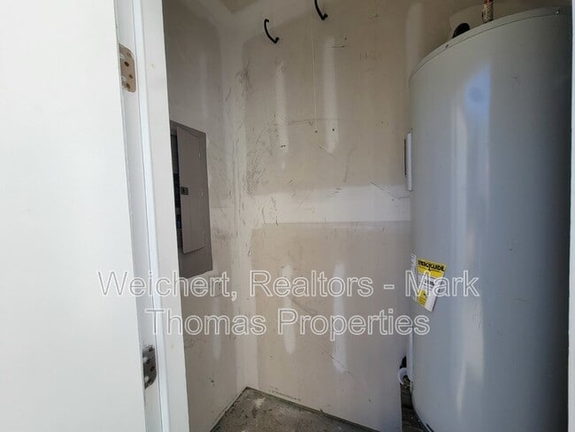 Building Photo - 100-251 Stratford Lakes Dr