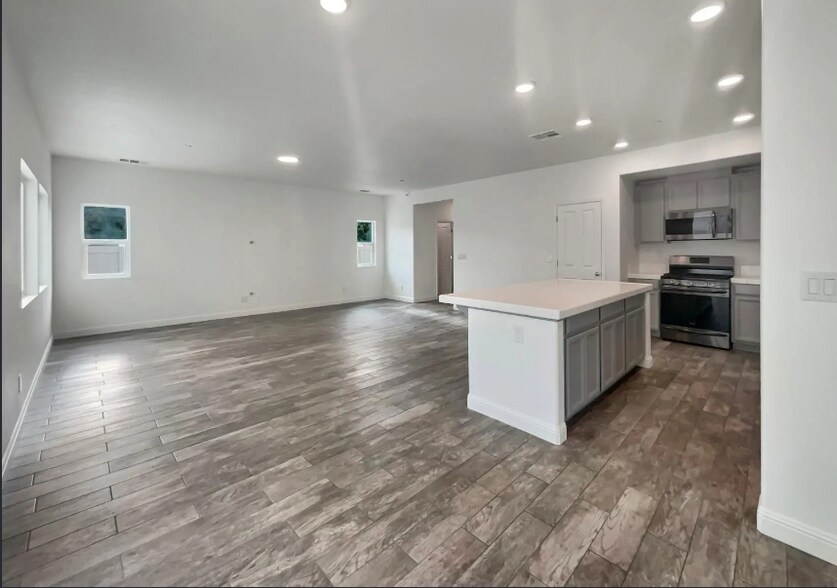 Building Photo - 3710 Roseparke Way