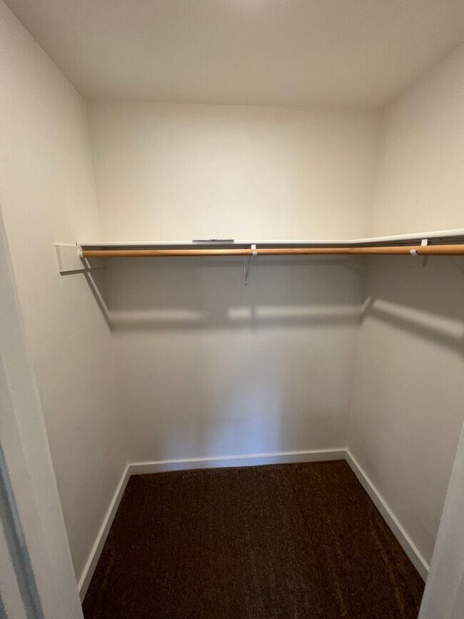 Building Photo - 4.5 Bathrooms ! 4 large bedrooms! Close to CWU