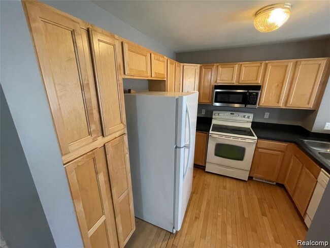Building Photo - 8767 Hardwood Dr