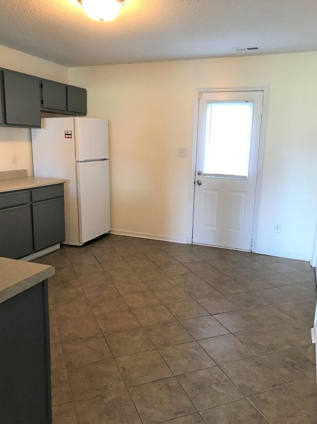 Building Photo - Well Maintained 2 Bedroom 2.5 Bathroom Townhome