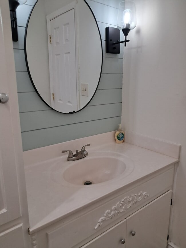 Building Photo - 114 Tomahawk Dr