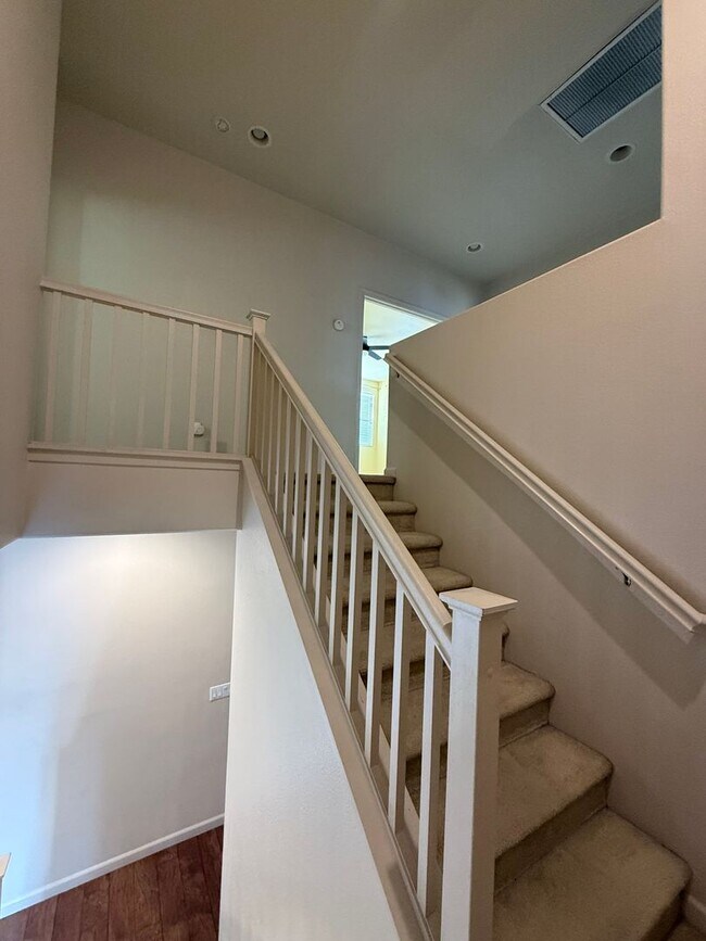 Building Photo - Nice Home with great floorplan