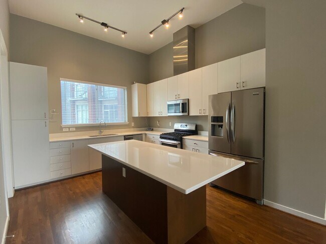 Building Photo - Live in the Heart of the Pearl District – ...