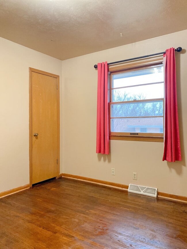 Building Photo - A wonderful 4-bedroom house in the Benson Gardens area - near Walmart Neighborhood Market, Asian ...