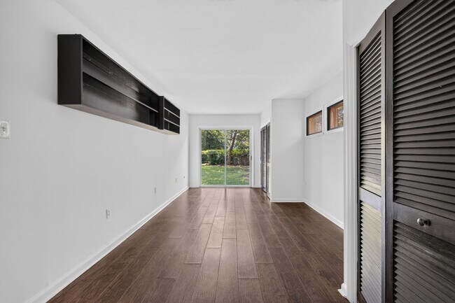 Building Photo - Desirable Area