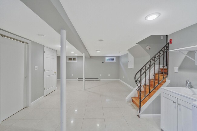 Building Photo - 1072 Hicksville Rd