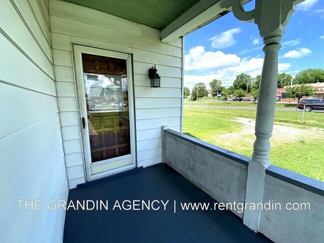 Building Photo - 909 13th St SE