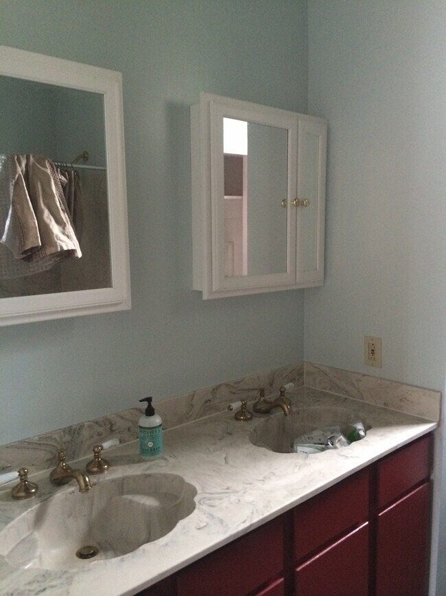 Building Photo - Spacious three bedroom