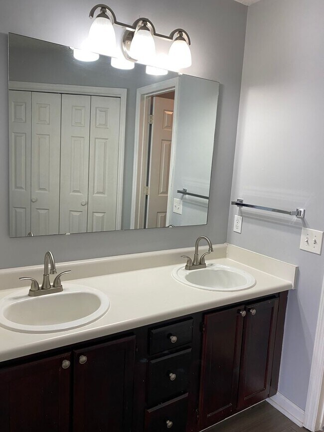 Building Photo - 1283 Exeter Ln