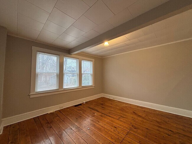 Building Photo - 4 Bedroom 2 Bath Single Family Home W/Garage!