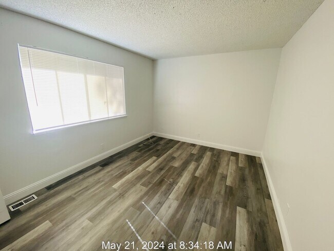Building Photo - Cozy 2 Bedroom Townhome
