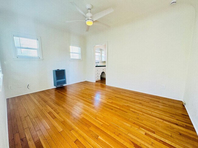 Building Photo - AVAILABLE NOW! NORTH PARK BUNGALOW! 1BD/1B...