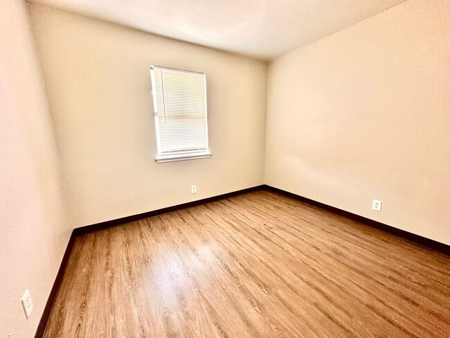 Building Photo - Cute 2-Bed Home with Hardwood Floors and G...