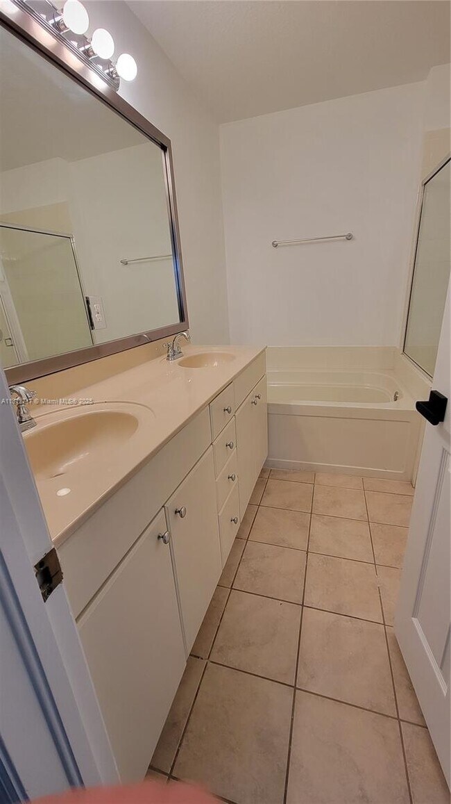 Building Photo - 12600 SW 50th Ct