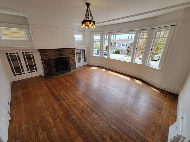 Building Photo - Jewel Of The Sunset! 3 bed/1 bath house ac...