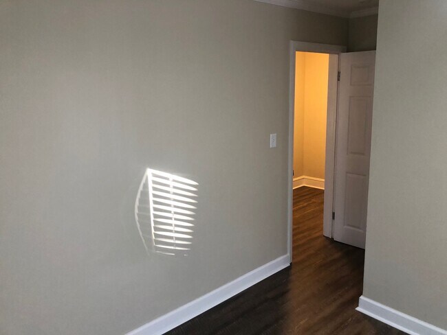 Building Photo - Four bedroom, 2 bath house in Burlington