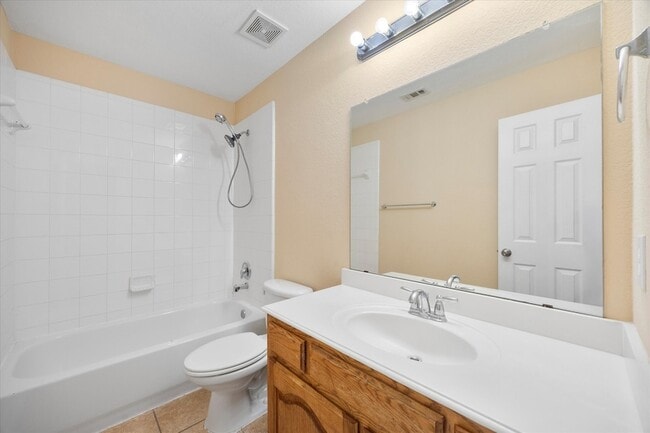 Building Photo - 1100 Camelot Dr