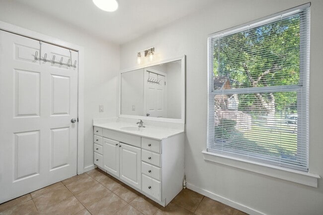 Building Photo - UT PRE-LEASE: 5 bed / 3 bath Remodeled Wes...