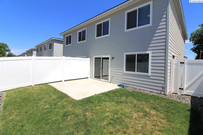 Building Photo - 3 bed, 2.5 bath Centrally Located Kennewic...