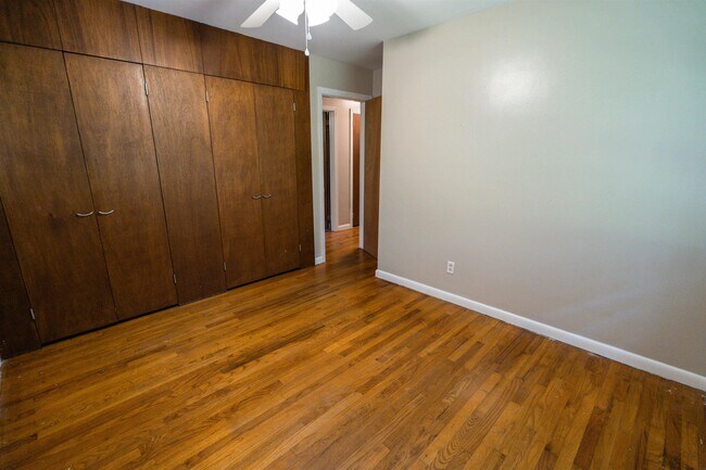 Building Photo - 2103 Evergreen Dr