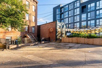 Building Photo - 14 Coles St