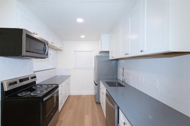 Building Photo - 2704 Catalina Dr