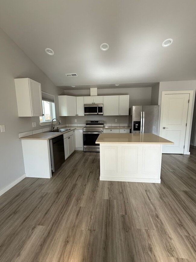Building Photo - Gorgeous Pet Friendly Three Bedroom Lebano...