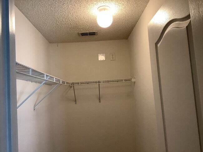 Building Photo - 2207 Golden Ivy Way