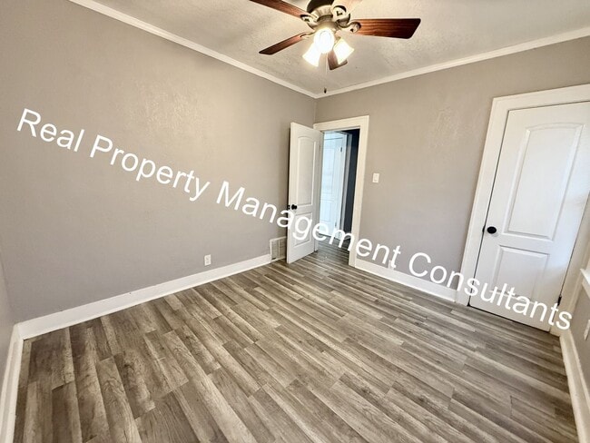 Building Photo - 3-Bedroom Home with Modern Updates Throughout