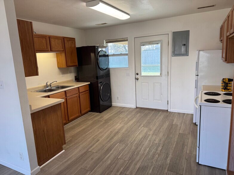 Building Photo - 1704 E 5th St