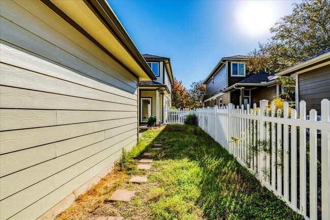 Building Photo - 512 Lookout Tree Ln