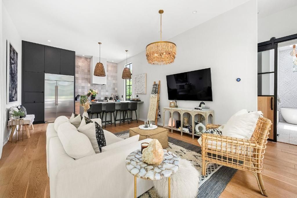 Building Photo - 1008 Albion Ave NE