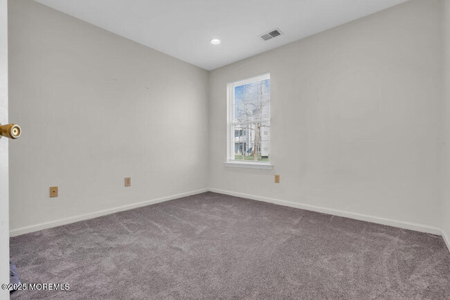 Building Photo - 25 Jockey Ln