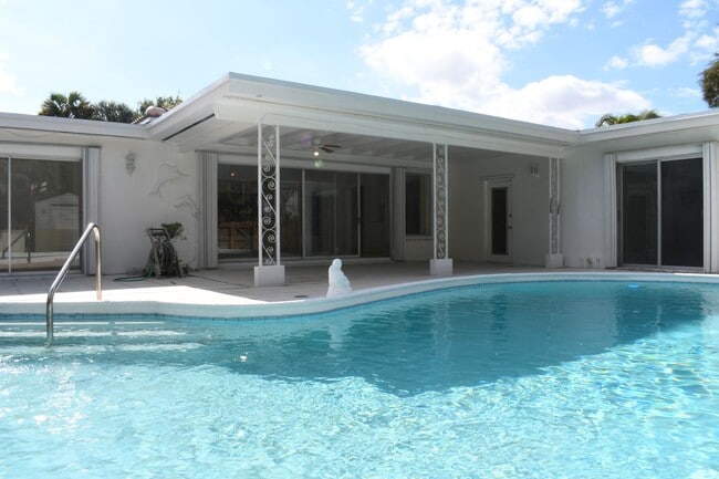 Building Photo - Beautiful home in quiet neighborhood