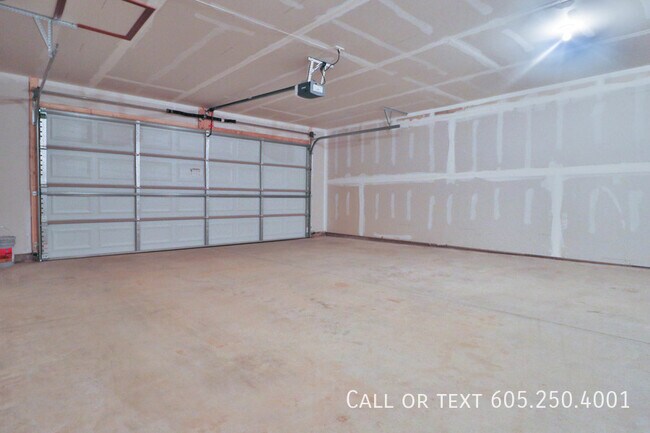 Building Photo - Sensational 2 bedroom Town Home in Harrisb...