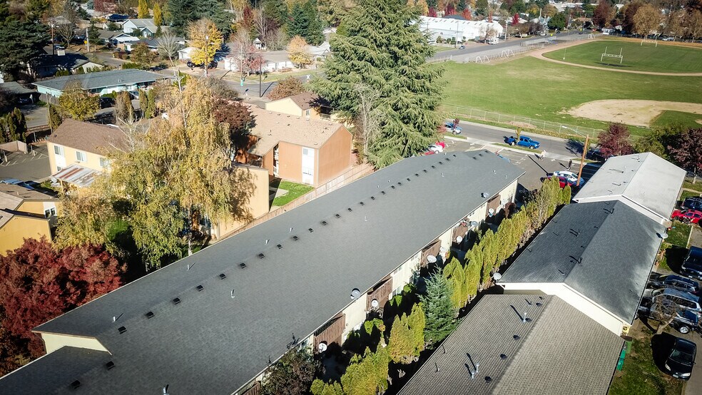 Building Photo - 414 E 9th St