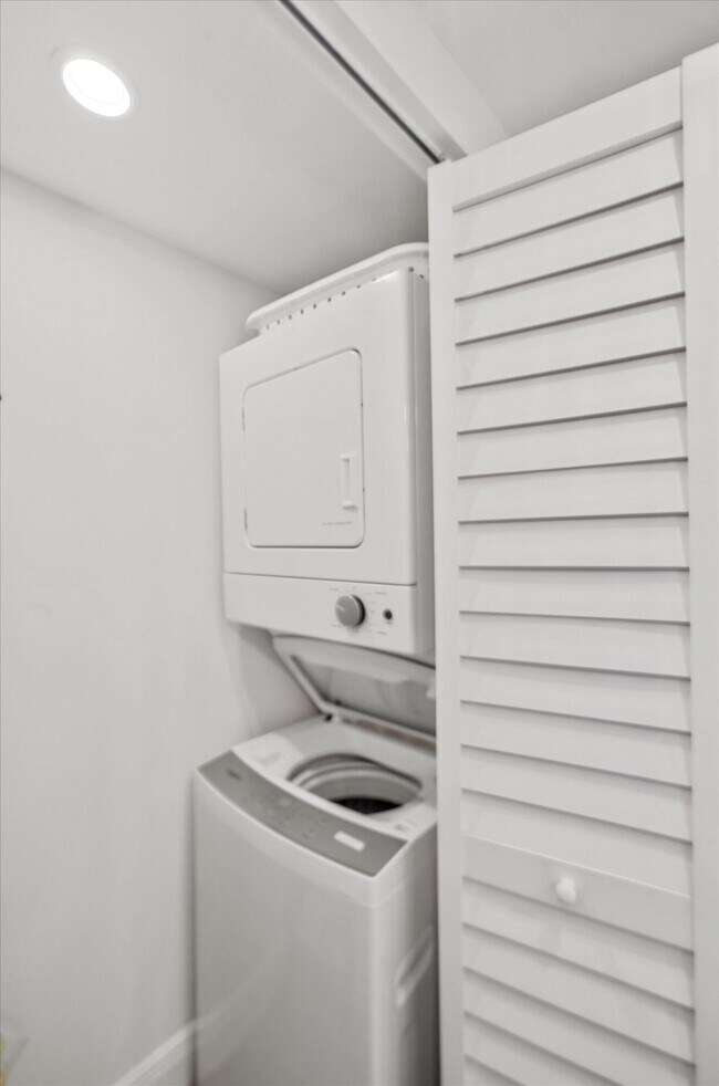 Building Photo - 225 S Beach Rd