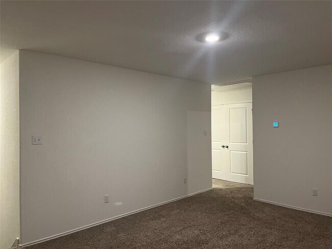 Building Photo - 105 Five Mile Cove