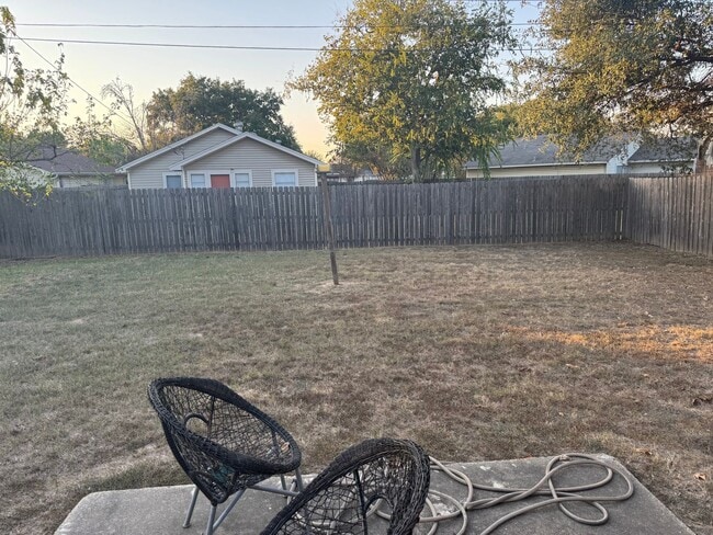 Building Photo - DECEMBER MOVE IN!  Cute 3 Bedroom 1.5 Bath...