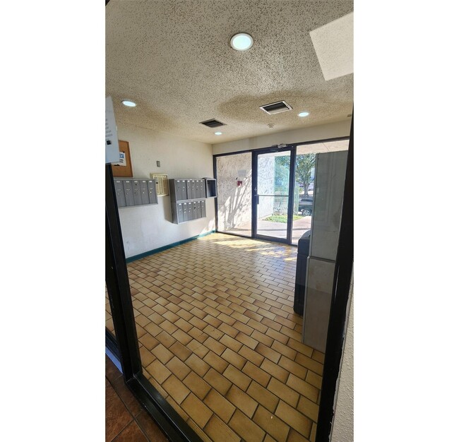Building Photo - 2818 S Bartell Dr