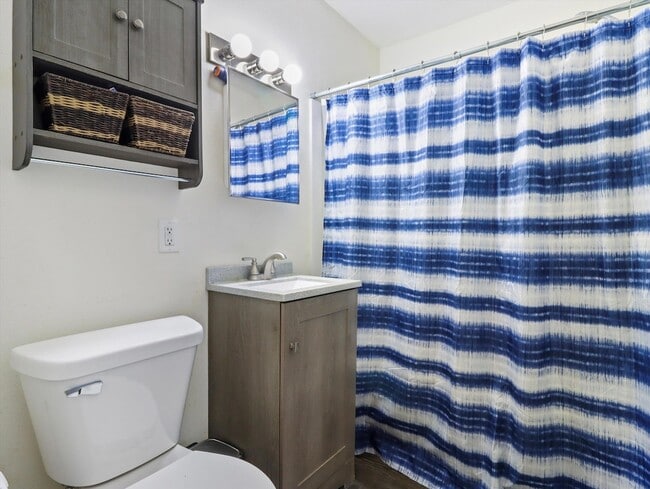 Building Photo - 428 East Bluff