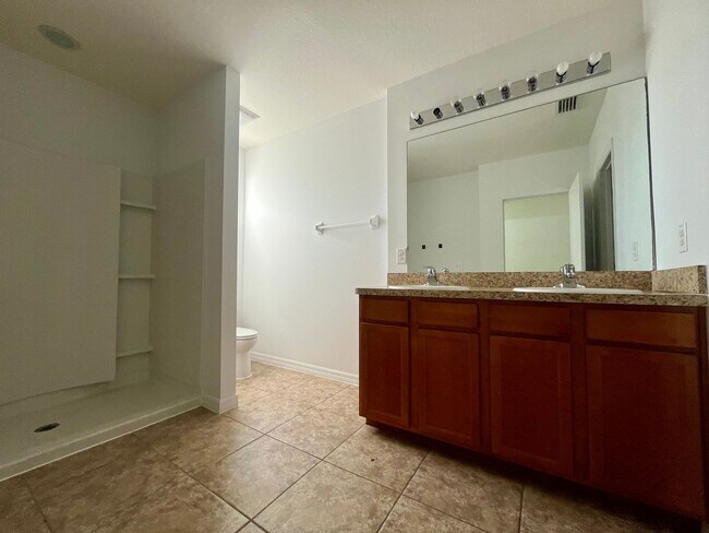 Building Photo - Plant City Townhome!!