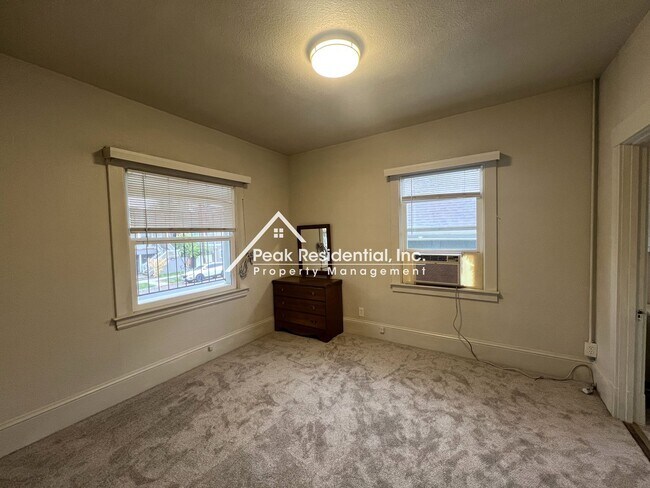 Building Photo - Charming 3bd/1ba Midtown Apartment-Must See!