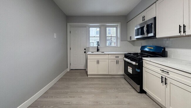 Building Photo - Fully Renovated 3-Bedroom House