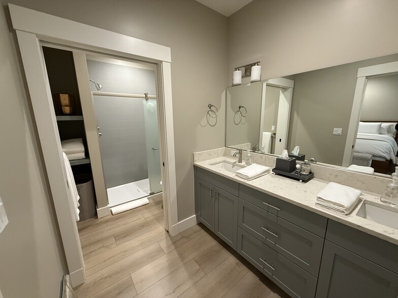 Master Bathroom - 16600 Boones Ferry Rd